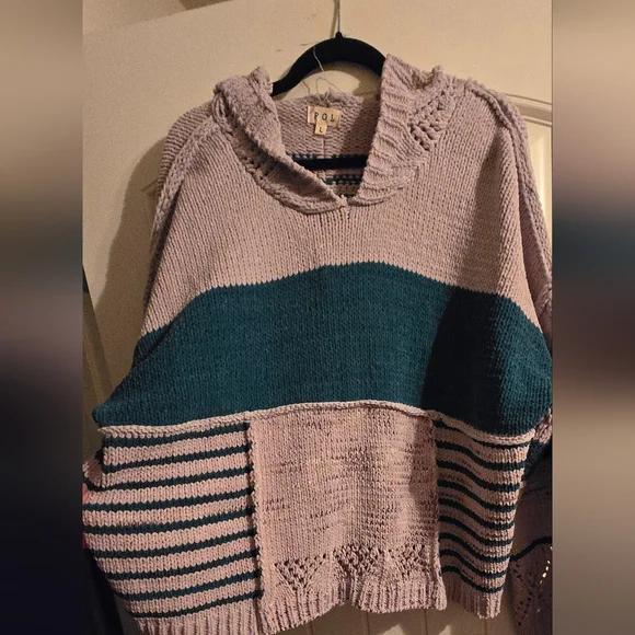 POL Sweater in Soft Gray and Deep Green - Picture 6 of 9